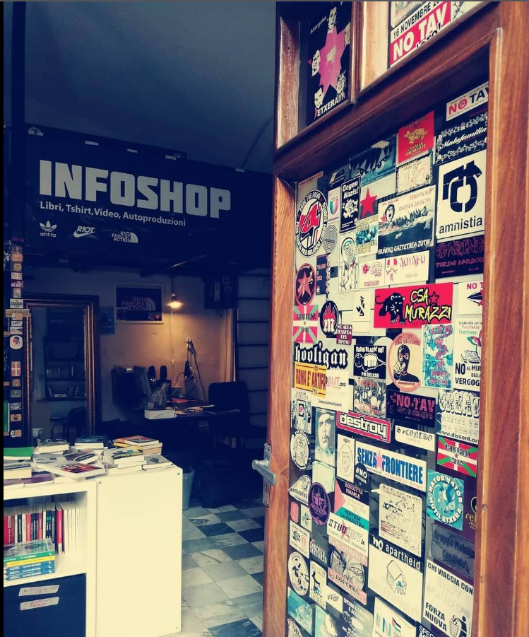 L'interno dell'infoshop Senza Pazienza, tra libri e adesivi